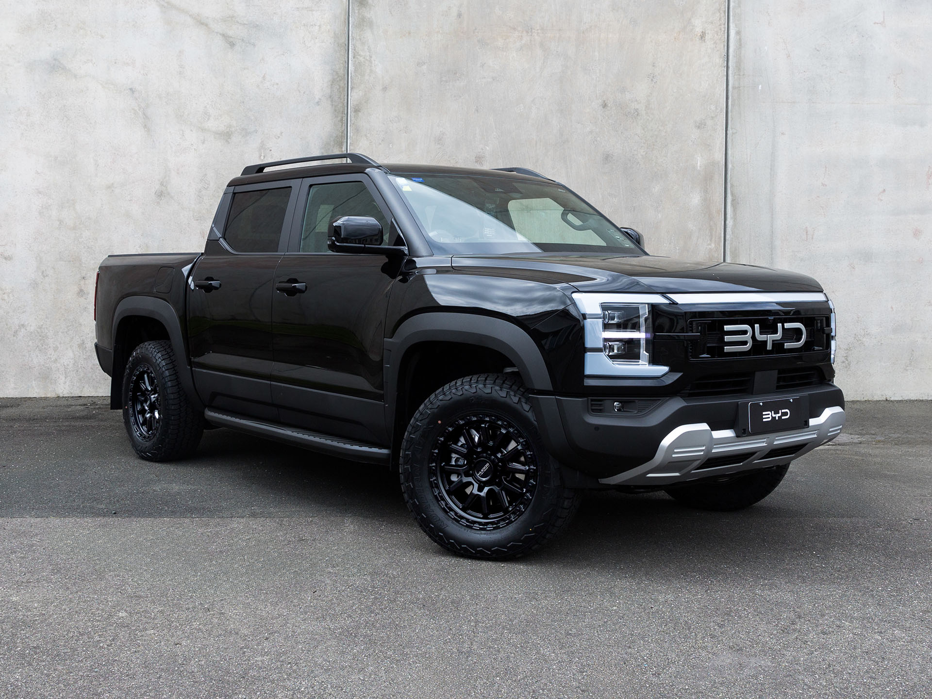 BYD Shark 6 Black with custom wheels