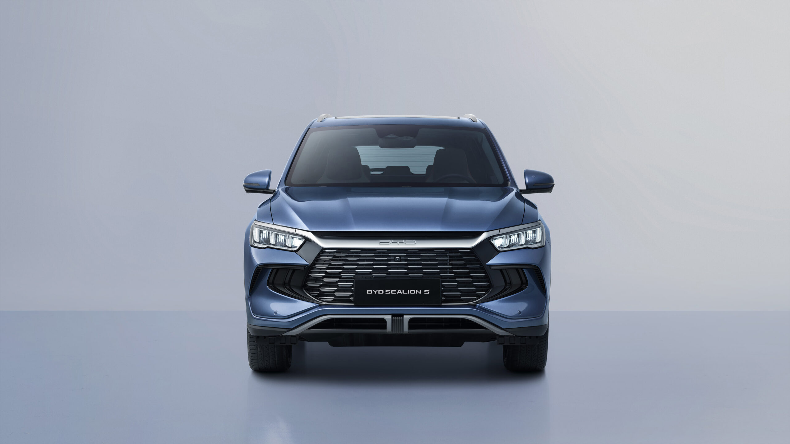 BYD Sealion 5 blue, front view