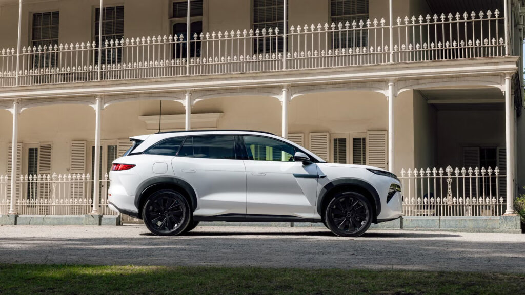 BYD Sealion 8 White Side View