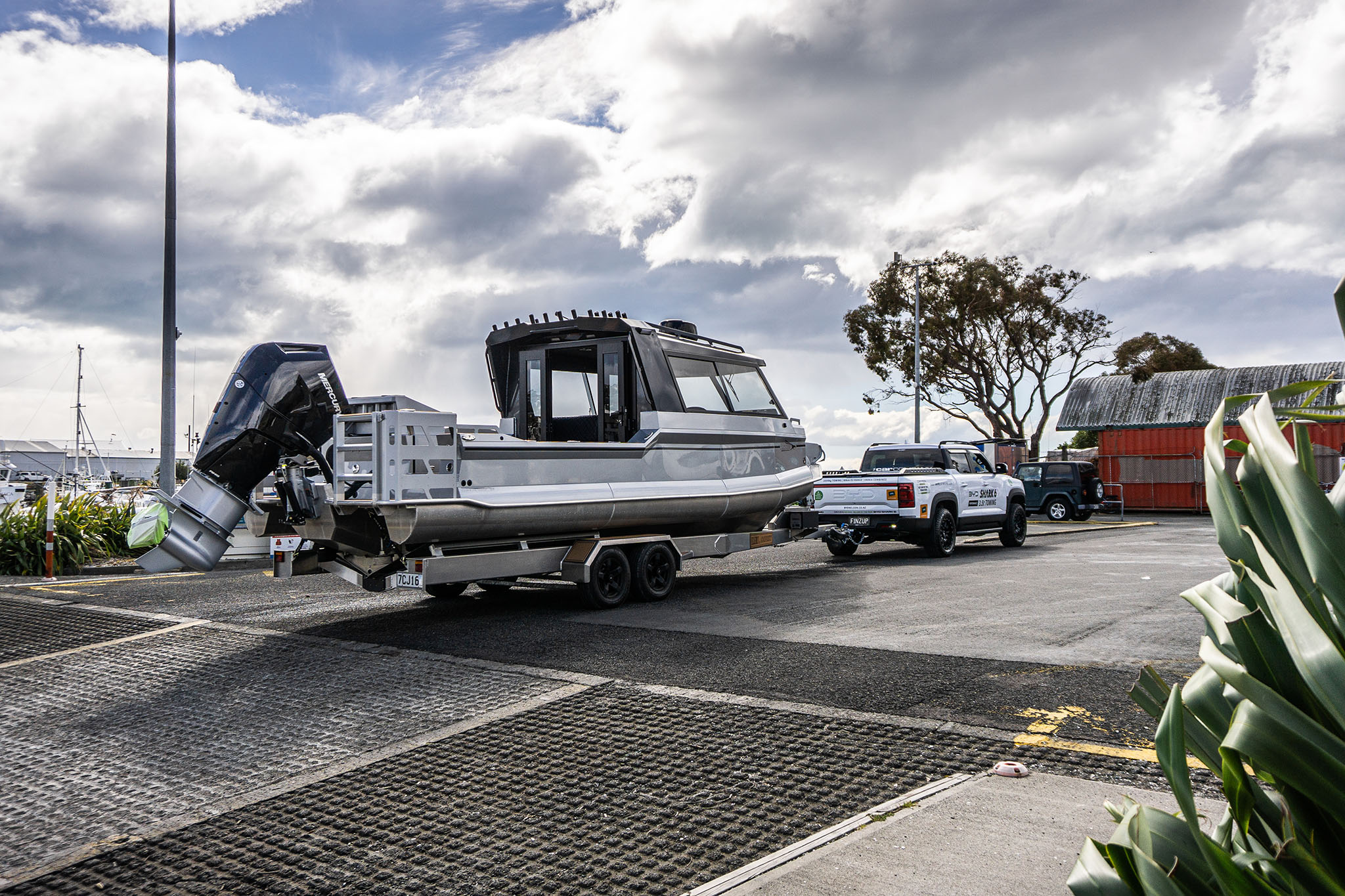 BYD Shark 6 Performance backing an Osprey 800HT down the Nelson Marina boat ramp in Summer.